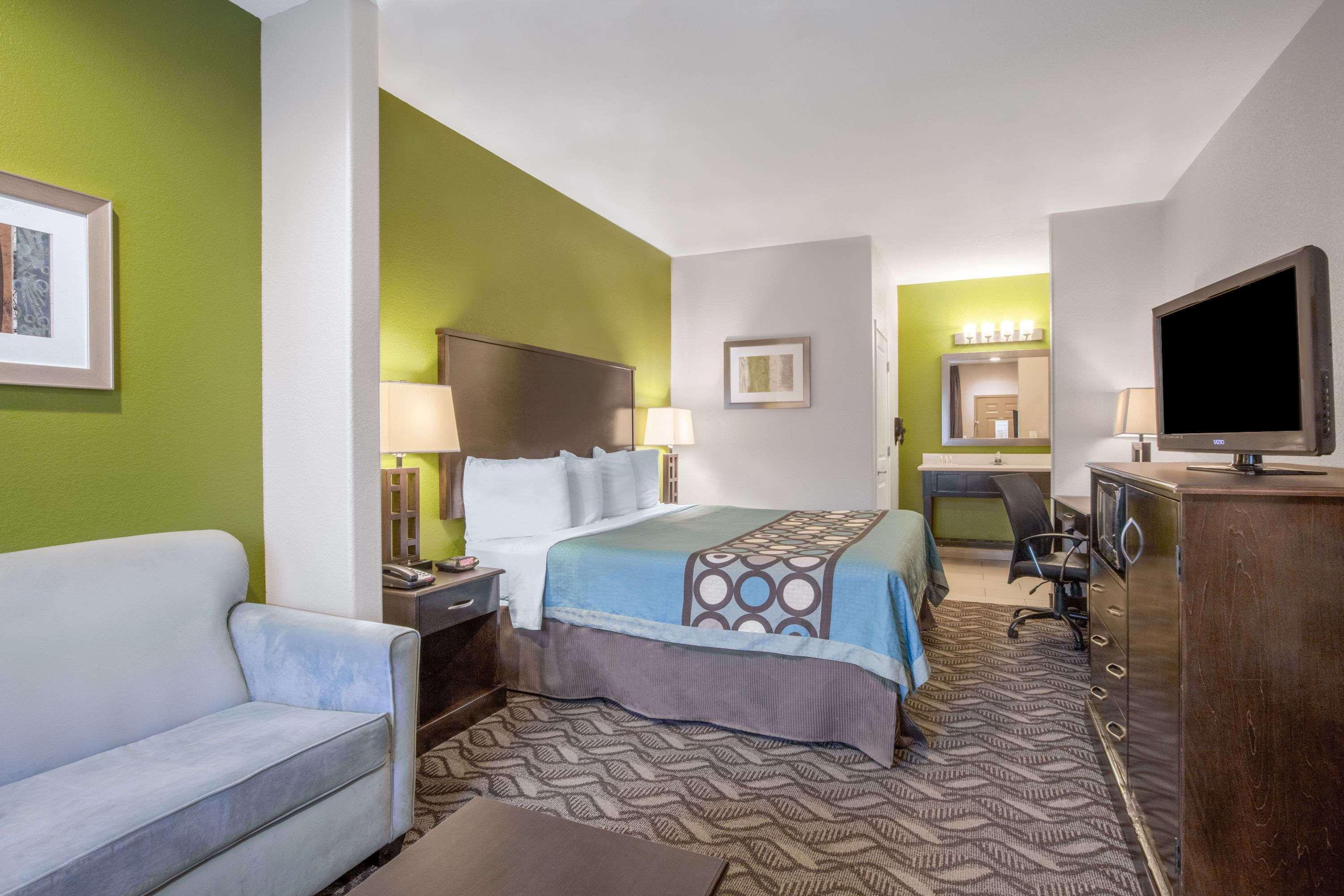 Super 8 By Wyndham La