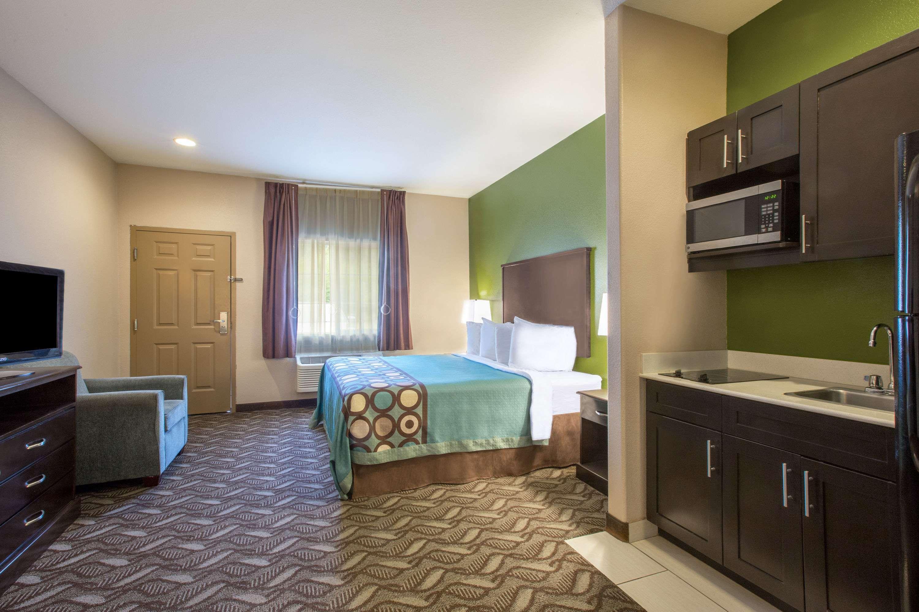 Hotel Super 8 By Wyndham La 2*