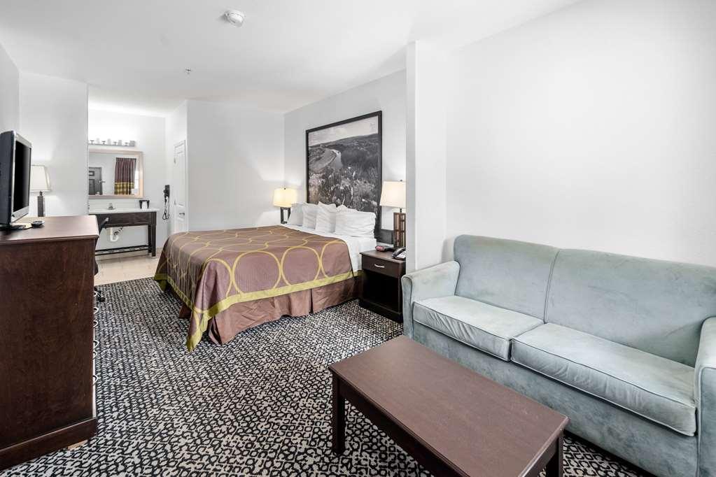 Super 8 By Wyndham La Hotel 2*