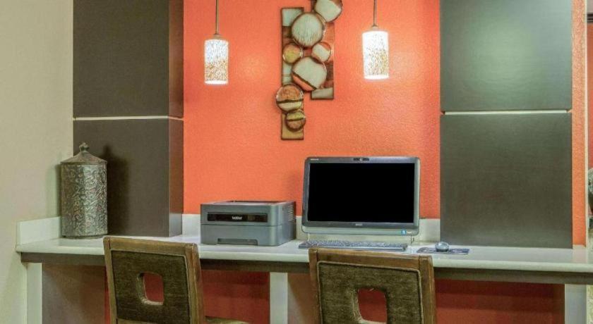 Super 8 By Wyndham La Mansfield