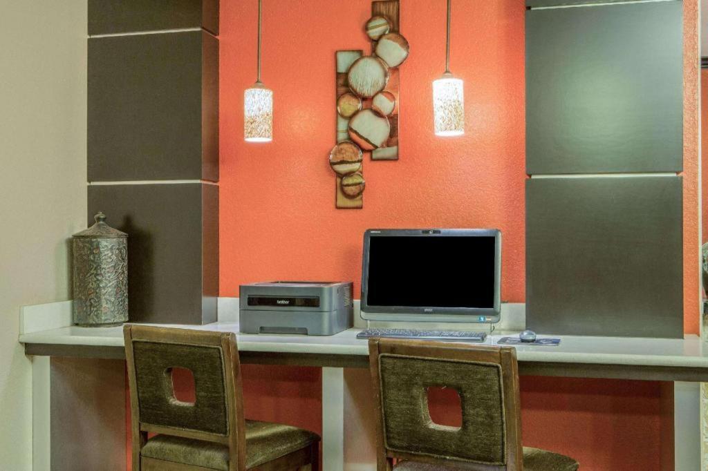 Hotel Super 8 By Wyndham La 2*