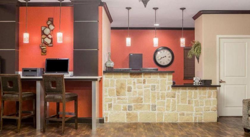 Super 8 By Wyndham La Mansfield
