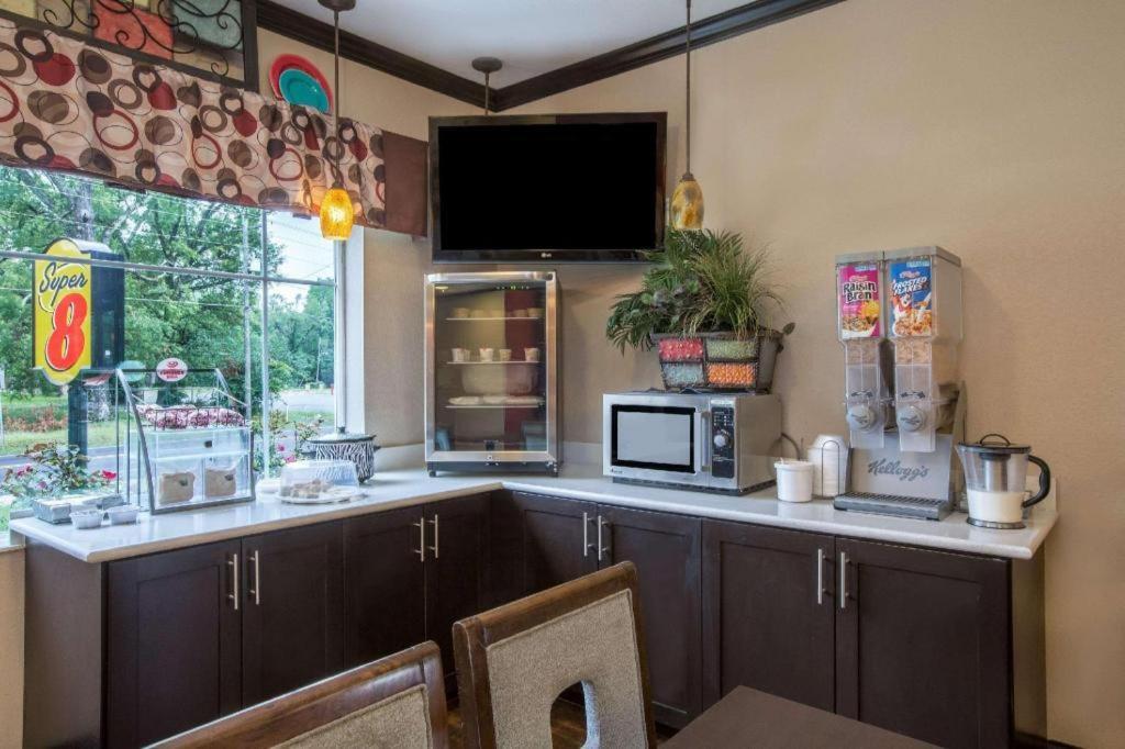 Super 8 By Wyndham La