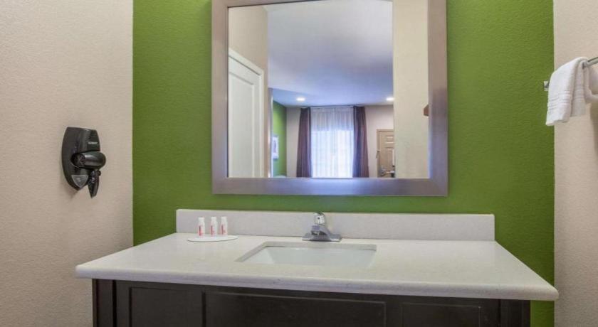Super 8 By Wyndham La
